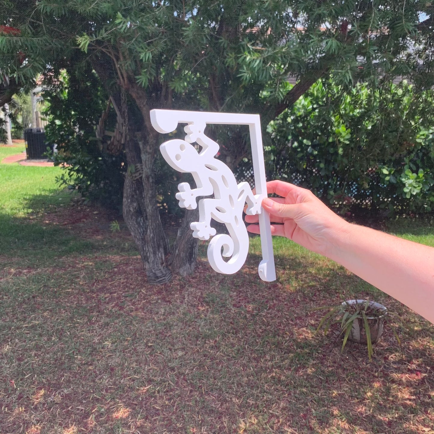 Mailbox Bracket - Gecko - Small 7" x 9"
