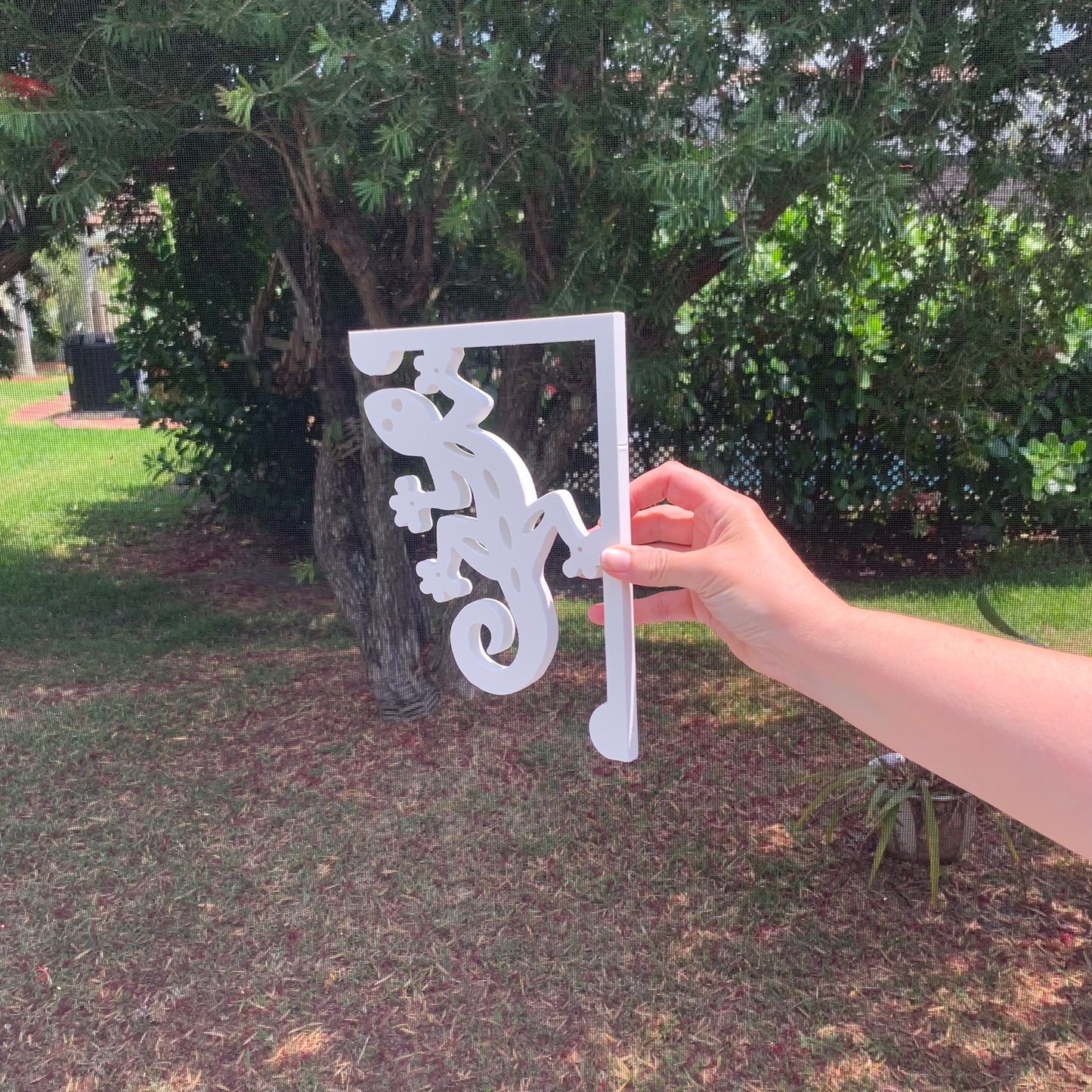 Mailbox Bracket - Gecko - Small 7" x 9"